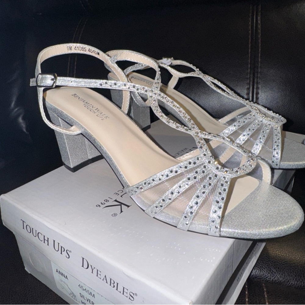 Touch Ups By Benjamin Walk Anna Sandal size 9M new in the box